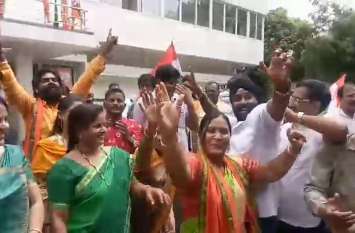 BJP women workers dancing video Article 370, Article 35A Jammu Kashmir Article 370 पर फैसले से BJP कार्यकर्ताओं ने कुछ इस अंदाज में मनाया जश्न, देखिए वीडियो