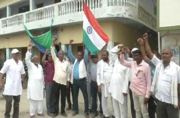 article 370 scrapped from jammu kashmir big celebration in mau जम्मू-कश्मीर से 370 हटाये जाने पर पूर्व सैनिकों ने तिरंगा फहरा कर मनाया जश्न, बांटी मिठाई