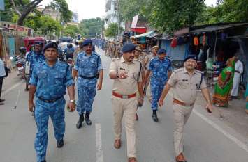 Police force March in town for Festival अर्द्धसैनिक बल और पुलिस के जवानों ने शहर में किया मार्च