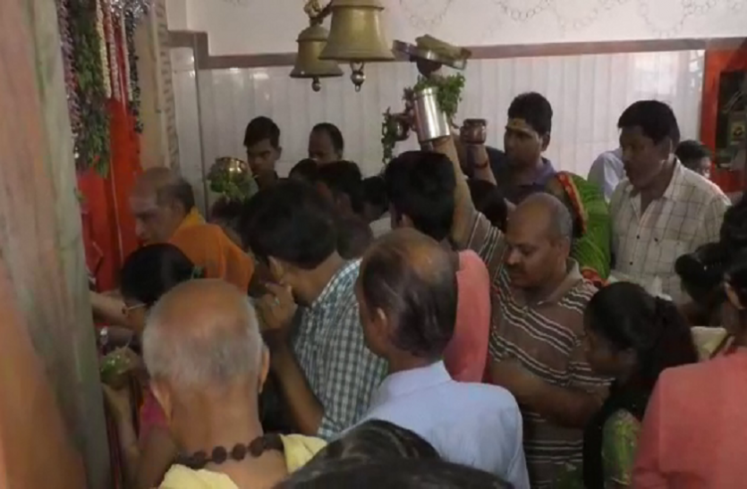 नागपंचमी पर नागेश्वर महादेव मंदिर में दर्शन पूजन को उमड़ी भीड़ #Nagpanchami2019- काशी के नागकूप मंदिर में श्रद्धालुओं की उमड़ी भीड़, जानें क्या है महत्व, क्यों है प्रसिद्ध