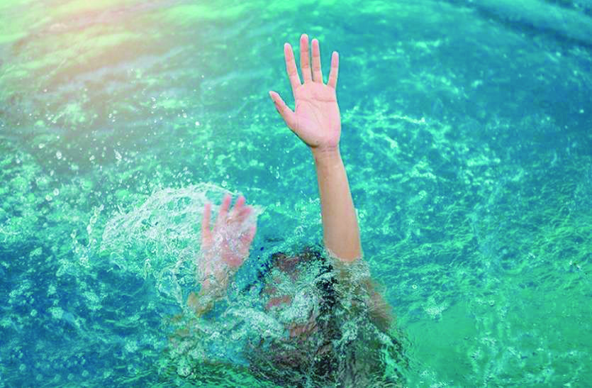 People saved the man flowing in the river नशे में था धुत्त युवक और भरे नदी में कूद गया नहाने, जब पानी का बहाव हुआ तेज तो...