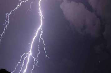 one part of temple damaged due to thunderstorm आकाशीय बिजली गिरने से सहमे श्रद्धालु, मंदिर का एक हिस्सा हुआ क्षतिग्रस्त