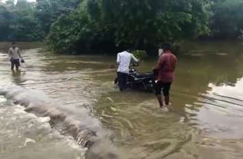 Chandauli and Mirzapur Connecting Small Bridge Under Flood Water बाढ़ से चंदौली और मिर्जापुर को जोड़ने वाला एक रास्ता बंद, पुलिया से ढाई फीट ऊपर बह रहा है नदी का पानी