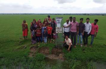 Tree guards planted 50 saplings along the road, villagers took steps t सड़क के किनारे ५० पौधे रोपकर लगाए ट्री गार्ड पर्यावरण सुरक्षा की दिशा में ग्रामीणों ने बढ़ाये कदम