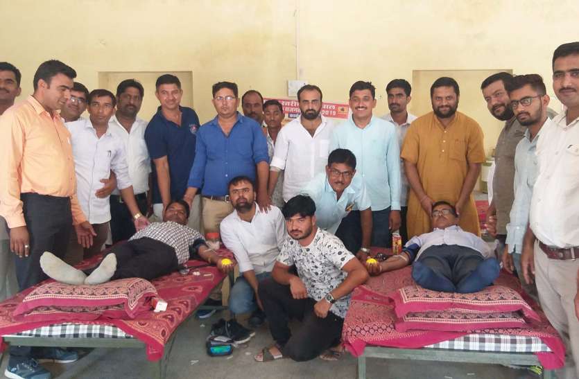 फलोदी. पालीवाल समाज के रक्तदान शिविर में रक्तदान करते हुए युवा पालीवाल सजगता सप्ताह में किया रक्तदान, 101 यूनिट रक्त संग्रह