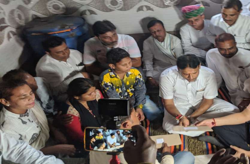 nagphani Incident नागफणी हादसा: मृतकों के परिजनों को एक-एक लाख की सरकारी सहायता, बच्ची रोई तो पसीजा मंत्री का दिल...