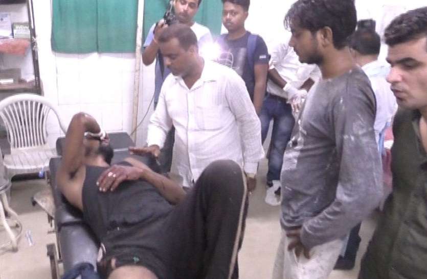 Injured businessman Loot of millions: अपराधियों ने बकरा व्यापारी को मारी गोली, ढाई लाख की लूट