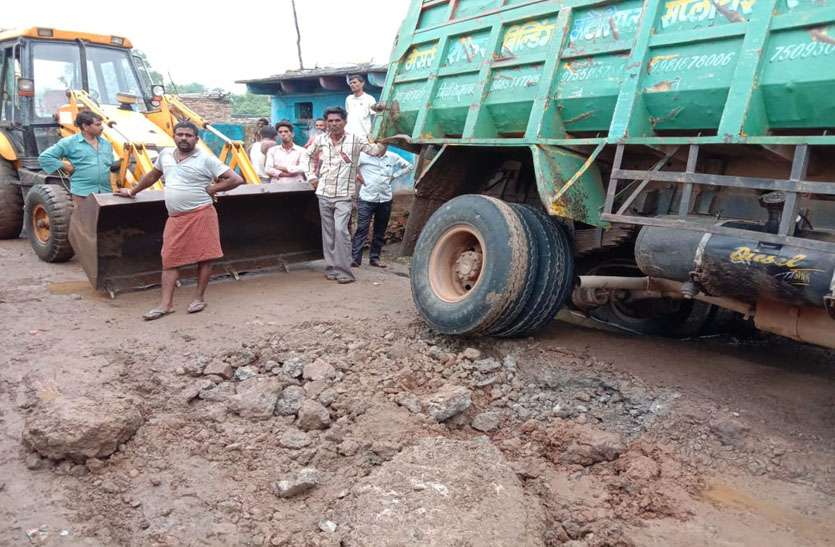 news गड्ढ़े में फंसा ट्रक तो 8 घंटे लगा रहा जाम, सड़क पर लगी डंपरों की लंबी कतार