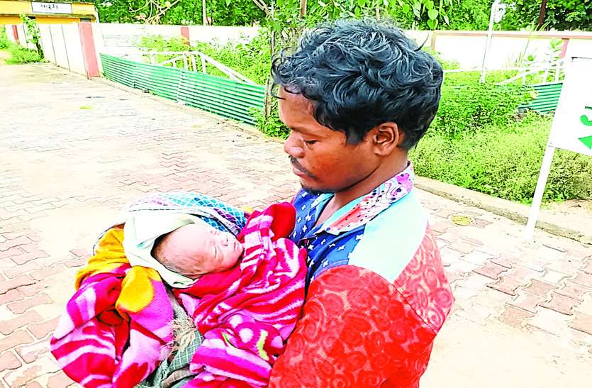 cg news बीवी थी लापता तो 15 दिन के बच्चे को थैले में रखकर ढूंढता रहा पिता, जब इस हाल में मिली मां...