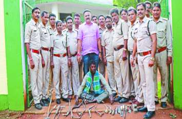 Chital horns, wild animals and precious woods caught from man महासमुंद: चीतल के सात सींग, जंगली जानवर और बेशकीमती लकड़ियां के साथ पुलिस ने पकड़ा ग्रामीण को