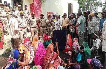 Dungarpur.Protest against dhambola police station धंबोला थाने का घेराव, विरोध प्रदर्शन