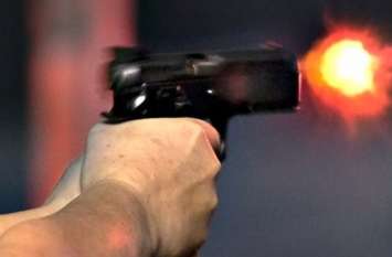 man murdered in lalitpur मोटरसाइकिल सवार 3 लोगों ने घर के बाहर बैठे गांव के ही युवक को मारी गोली