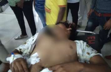 Deadly attack on a young man by entering his house घर में घुसकर टंगिए से किया युवक पर जानलेवा हमला, आरोपी की शक्ल तक नहीं देख पाए परिजन