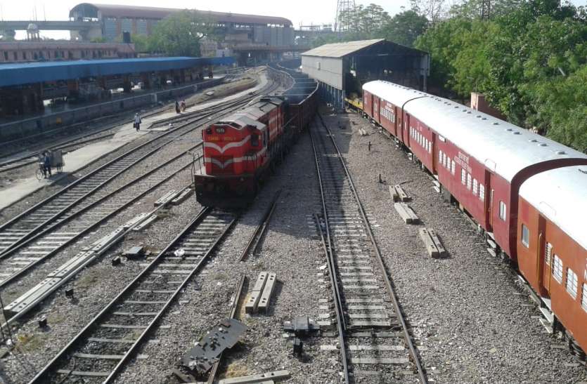 घंटों हो रहीं लेट train बारिश ने बिगाड़ी ट्रेनों की चाल, घंटों हो रहीं लेट