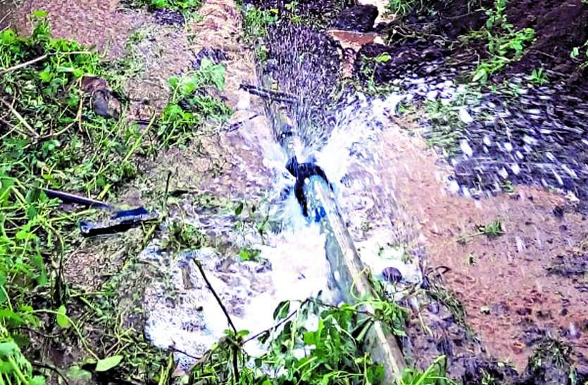 Diseases reaching drinking water with leakage in pipeline पाइप लाइन में लीकेज से पीने के पानी के साथ बीमारियां पहुंच रहीं घर-घर