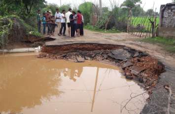 heavy rainfall in chomu area, breaks road भारी बारिश से टूटी सडक़ें, 13 किमी लंबा चक्कर लगाकर गांव जा रहे लोग