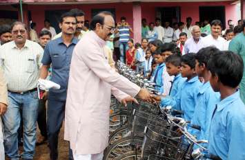 , 306 नई साइकिल पाकर खिल उठे छात्र छात्राओं के चेहरे