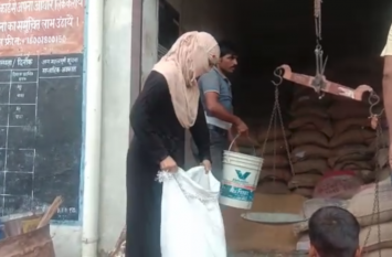 Portability System in Government Ration shop Barabanki बाराबंकी में राशन की दुकानों पर लागू हुआ पोर्टेबिलिटी सिस्टम, देखें वीडियो
