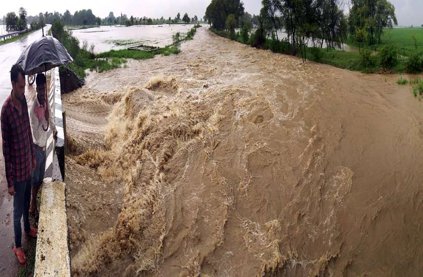 news Heavy rains : पुल से 8 फिट ऊपर बहा पानी, घरों में पानी भरने से दिनभर सड़क पर बैठे रहे ग्रामीण