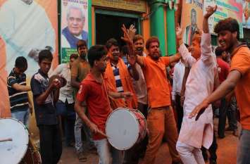 BJP celebration about Article 370 Remove 35A in up #Article370 #Remove35A : धारा 370 और अनुच्छेद 35ए के समाप्त होने पर भाजपाइयों ने जमकर किया भांगड़ा