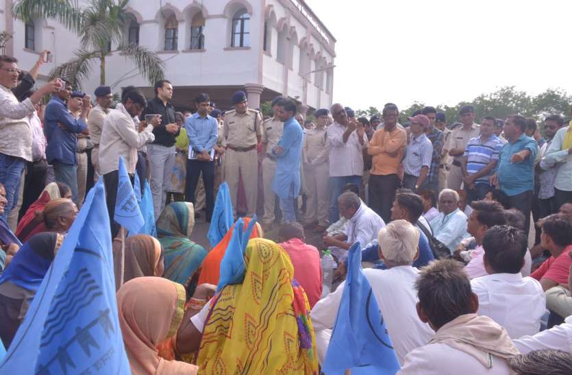 Narmada Bachao Andolan surrounded the divisional commissioner नबआं नेत्री मेधा पाटकर बोलीं जिम्मेदार अधिकारी होकर आप ये नहीं बोल सकते कि डूब तो आएगी