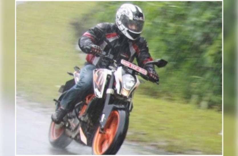 bike ride बारिश के मौसम में बाइक चलाते समय इन बातों को न करें नजरंदाज, नहीं तो ...