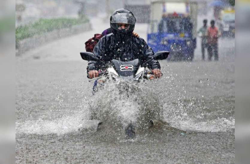 bike in rain मात्र 500 रुपए में ठीक हो जाएगी पानी भरने से बंद हुई बाइक, यहां जानें पूरा तरीका