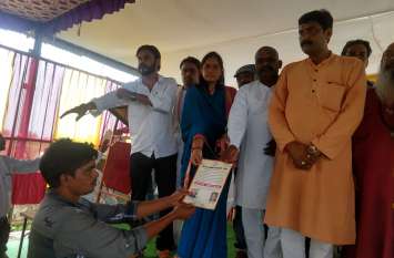Farmer's son becomes head, farmers get relief - Shukla किसान का बेटा बना मुखिया तो किसानों को मिली राहत-शुक्ला