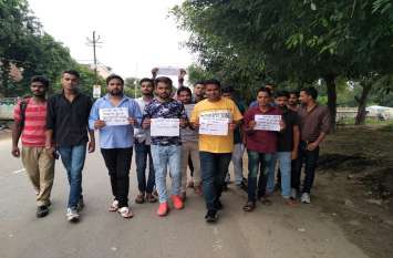 Sapa workers protest against bjp mla kuldeep sengr उन्नाव पीड़िता के आरोपी विधायक को सपा कार्यकर्ताओं ने की फांसी देने की मांग