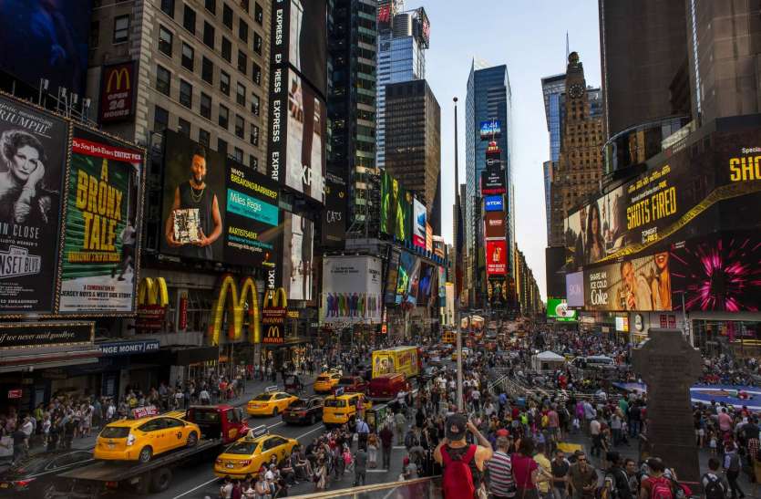 Times Square न्यूयॉर्क: टाइम्स स्क्वायर पर तेज आवाज से मची अफरातफरी, गोलबारी की घटनाओं के बाद सहमें हैं लोग