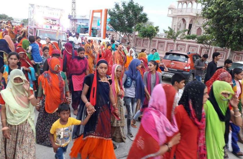 Diggi Kalyan ji's reverence in Lakki Padayatra डिग्गी कल्याण जी की लक्खी पदयात्रा में झलकी श्रद्धा : बाजे छै नौबत बाजा म्हारा डिग्गीपुरी का राजा...