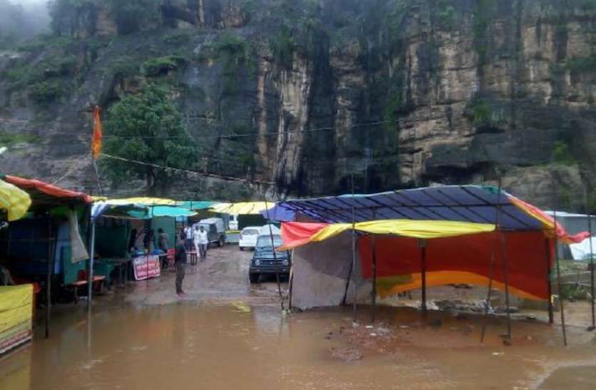 Water filled in Jatashankar temple due to rain in Pachmarhi पचमढ़ी में मूसलाधार बारिश : जटाशंकर मंदिर में पानी, वी-फाल बना धुंआधार, देखें वीडियो