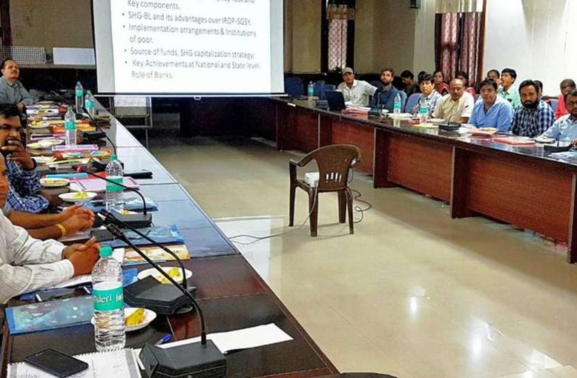 pratapgarh जो अफसर परोपकार भाव से काम नहीं करता, वह अधिकारी नहीं धिकारी है