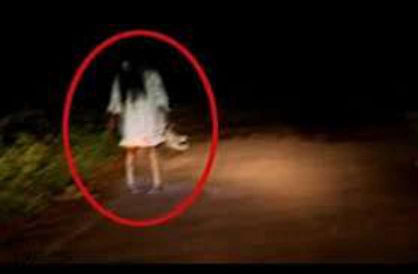 Real horror story in hindi: Police registered a case against ghosts चीख-चीख कर बोले परिवार के लोग- कोई तो हमारी बातों का विश्वास करो, पिछले एक साल से हमारे पीछे पड़े हैं भूत