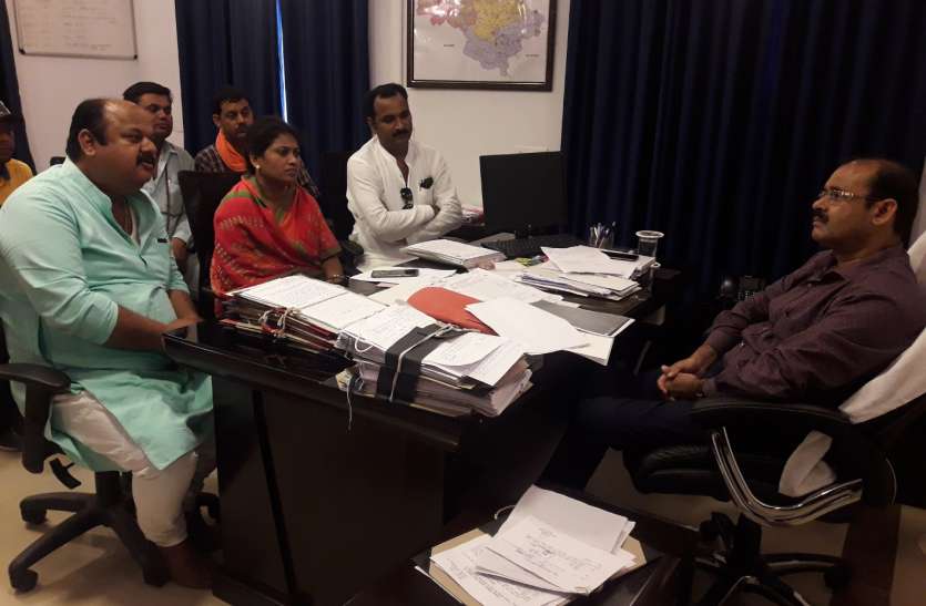 The farmers led by the MLA met the commissioner विधायक की अगुआई में किसानों ने की कमिश्नर से मुलाकात