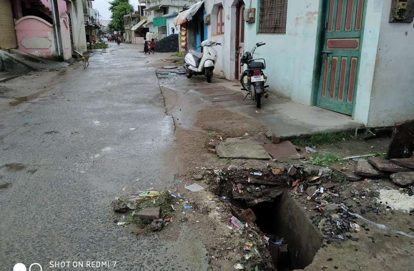 nali नाली कर दी बंद, मकान हो रहे जलमग्न
