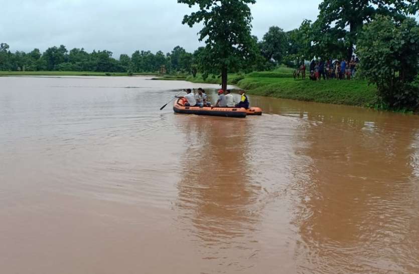 barish हर्राभाट में नाव चलाकर ग्रामीणों को बचाया