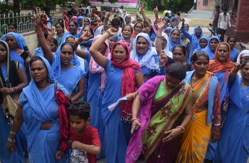 dholpur news dholpur.Asha Sahyoginans took out rally आशा सहयोगिनियों ने रैली निकाल जताया रोष