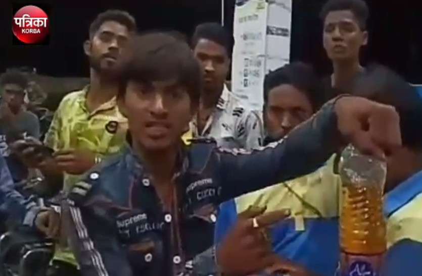 beat petrol pump salesmen : आम लोग रोजाना पेट्रोल कीमत को लेकर परेशान रहते है। इसके बाद भी पेट्रोल पंप संचालको के द्वारा पेट्रोल में घटतौली करने पर लोगों का आक्रोश सेल्समैन के उपर फूटा, मामला कनकी पेट्रोल टंकी का है। इसको नहीं देखा तो क्या देखा पेट्रोल पंप सेल्समैन को युवकों ने धुना देखिये वीडियो
