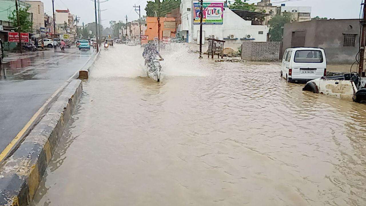 Bilaspur MLA Shailesh Pandey come out for inspection after heavy rain