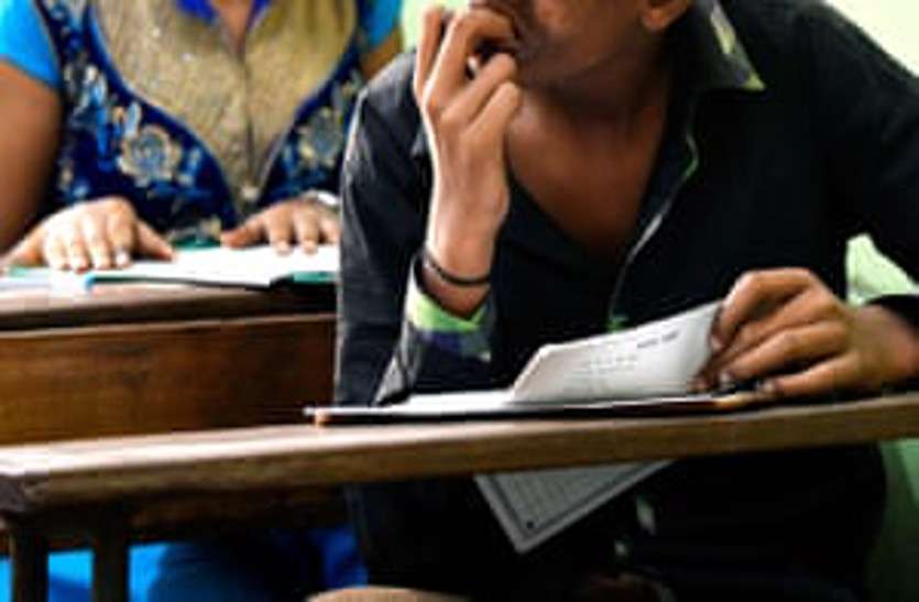 Students Exchanged Seats In Multitasking Staff Recruitment Exam ऑनलाइन परीक्षा में सीट बदल कर बैठे दो परीक्षार्थी, बायोमैट्रिक पंजीयन में फोटो मिलान न होने पर आए पकड़ में