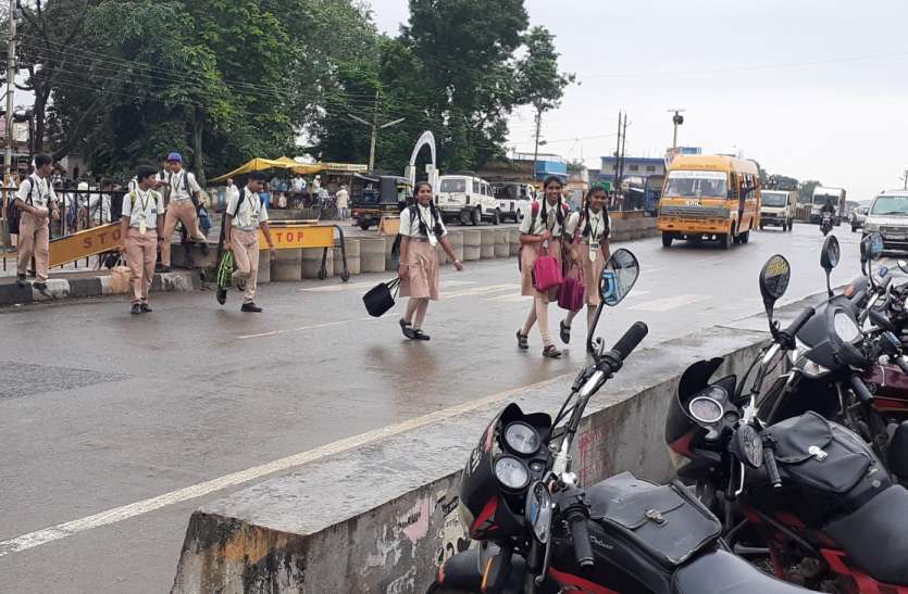1 जान जोखिम में डालकर सडक़ कर रहे पार