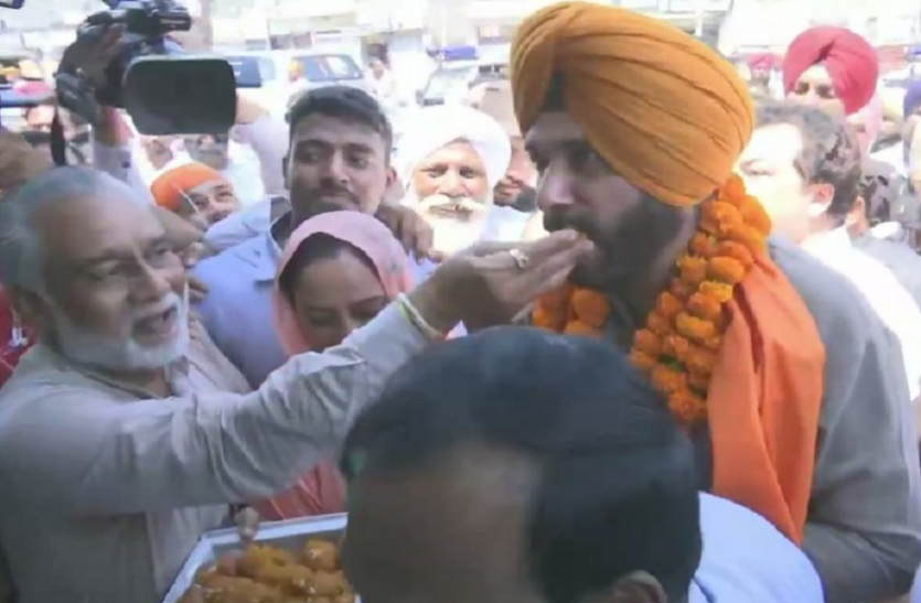 Sidhu पंजाब कैबिनेट से इस्तीफे के 18 दिन बाद बाहर निकले सिद्धू, जनता ने किया जोरदार स्वागत