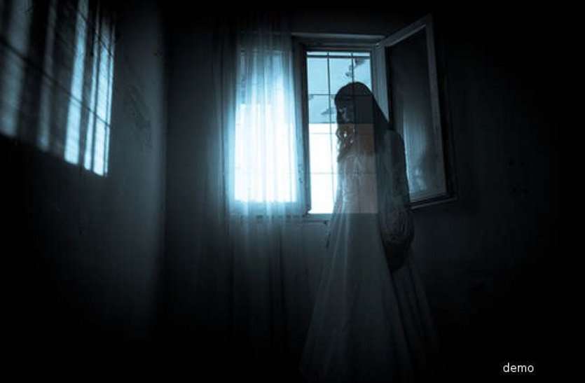 chhattisgarh villager complaint in police against ghost haunting इंस्पेक्टर साहब हम जहाँ जाते हैं वहां हमपर गिरता है पत्थर, भगवान के लिए हमें इस भूत से बचा लो
