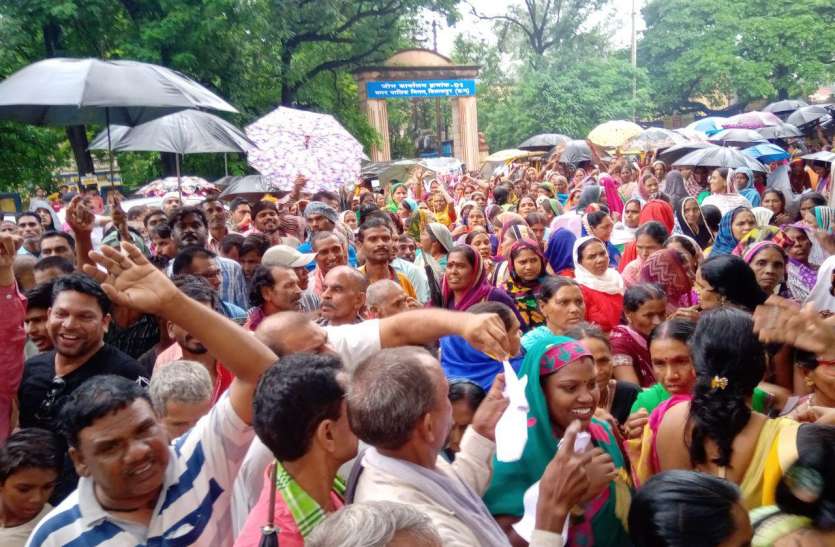 CG Congress MLA Rashmi Singh protest against own state government ये कांग्रेस विधायिका अपने ही सरकार के खिलाफ उतरी सड़कों पर, 500 लोगों के साथ कलेक्ट्रेट पहुंचकर सीएम के नाम सौंपा ये पत्र