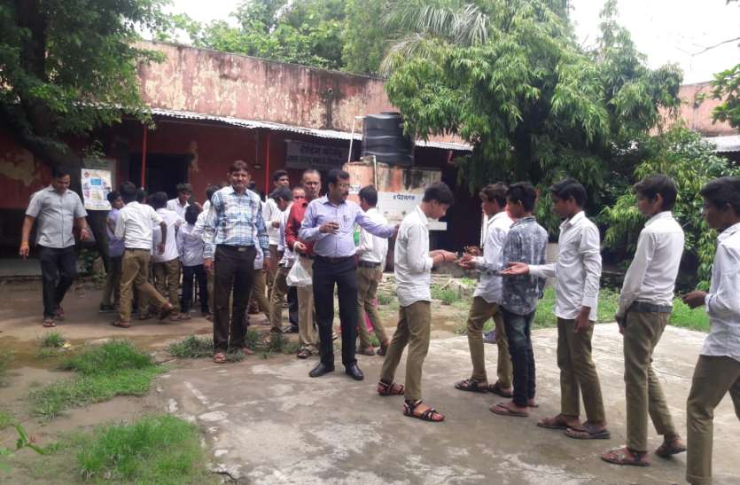 sheopur बच्चों ने खाई पेट के कीड़े मारने की दवा