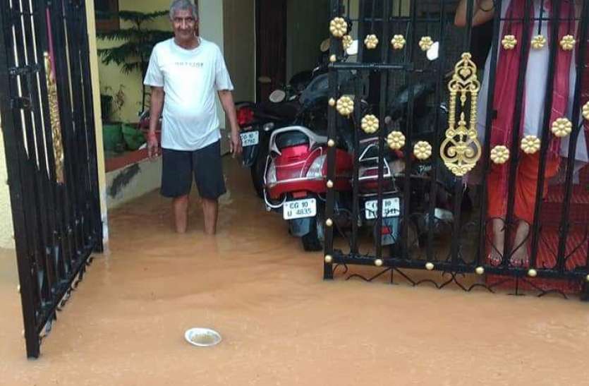 whole city submerged by Heavy rain in bilaspur at midnight इस शहर में आदमी सोते रहे और घरों में भर गया बारिश का पानी, सुबह आंख खुली तो पानी में तैर रहे थे पलंग