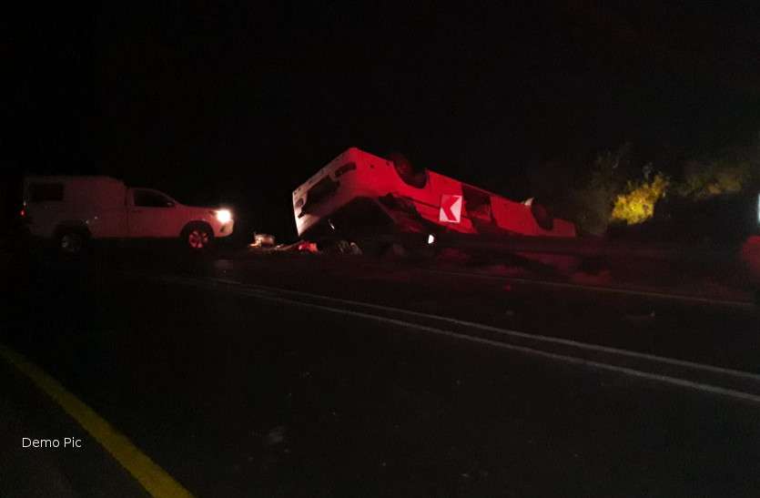 Chhattisgarh road accident आधी रात सुनसान सड़क पर अचानक हुई एेसी हरकत पलट गई कार और...