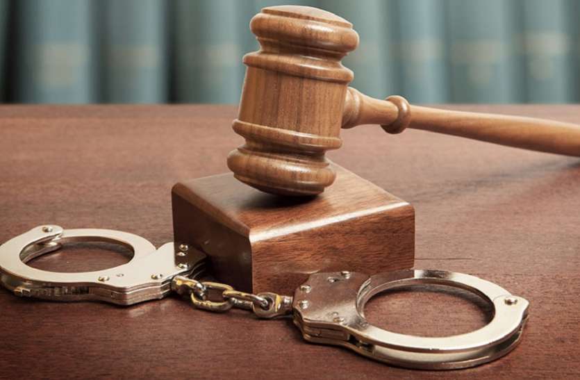 patrika mumai जाली पेपर से टिकट कंफर्म कराने वाला रेलवे कर्मचारी गिरफ्तार