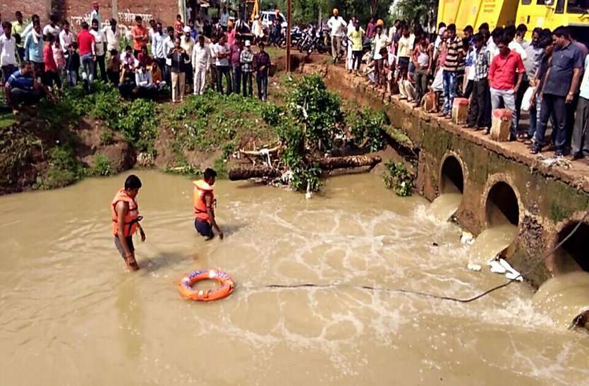 Rain havoc बारिश का कहर : उफनते नाले में बहे 3 लोग , रेस्क्यू ऑपरेशन जारी , देखें वीडियो